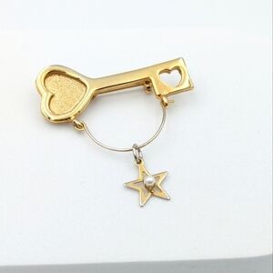 4/24$ 🌻 Heart skeleton style key brooch pin with dangling star charm